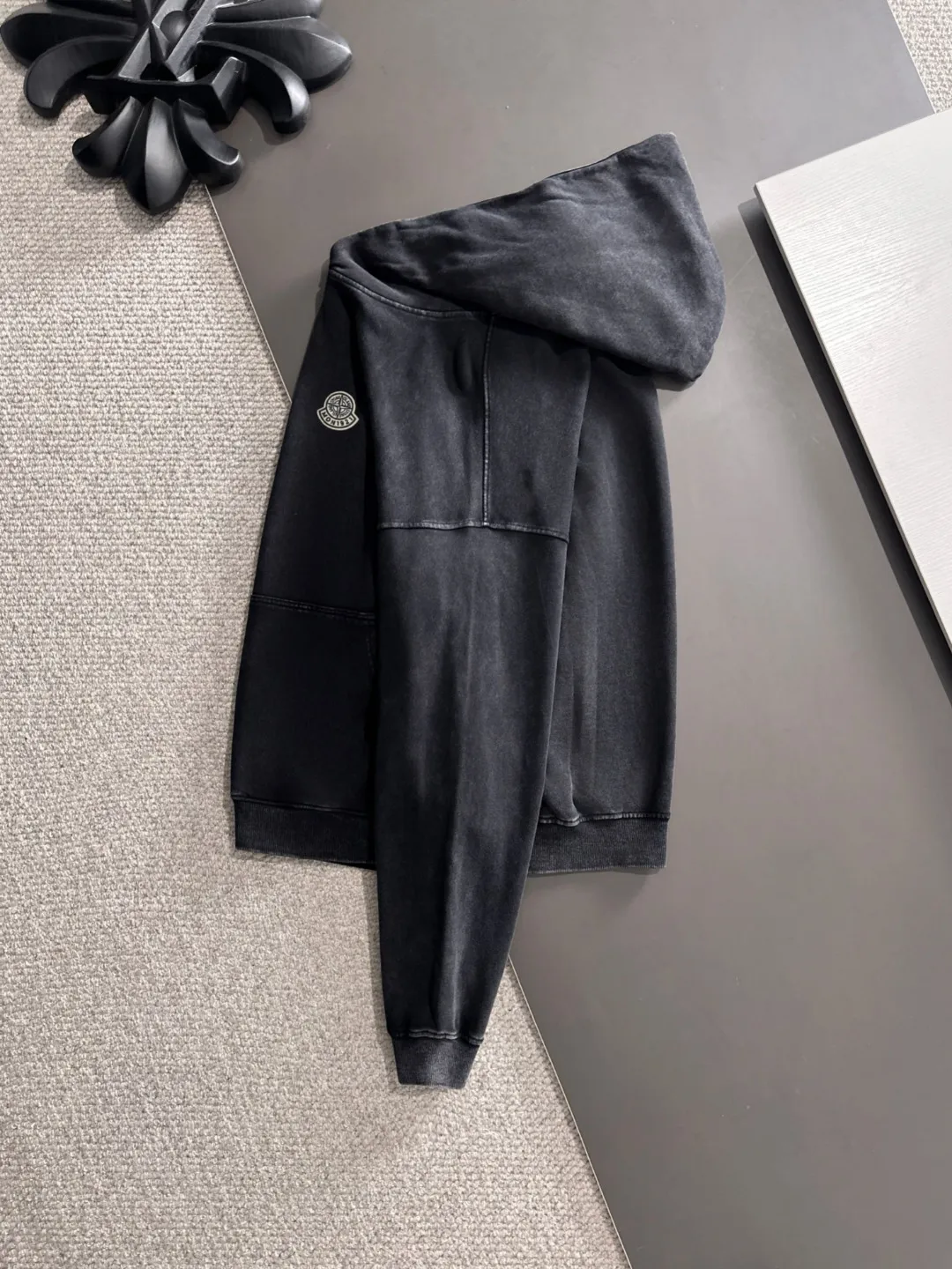 Next day shipping P720 Stone lsland/stone island high quality 2025 autumn and winter new casual heavy industry suit exclusively developed by yb! High quality production! The top version of the trading company channel order, external orders for imported custom fabrics, high breathability and comfort, impeccable details, absolutely worth buying! This type of suit is also a must-have for lazy people. You don’t have to think about how to match it, you can just get it in one set! Brand element design concept, delicate and soft feel! It presents a casual cut and the upper body shape is great! On sale simultaneously on the official website! From a high-end men's positioning brand, the low-key luxury taste is irresistible! Exquisite workmanship and impeccable quality! The overall style is simple, fashionable and timeless, fully meeting the requirements of stylish and tasteful dressing! Sizes: S to XXL (or state your height and weight when placing an order)